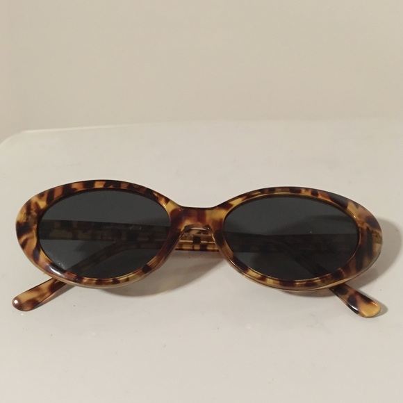 oval tortoise shell sunglasses